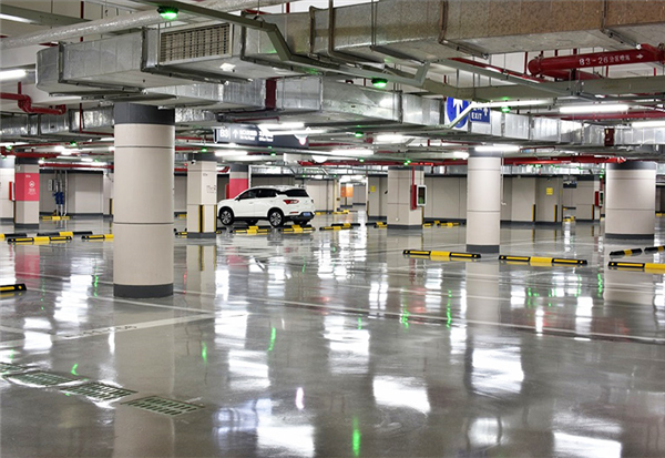 壹方中心地下車(chē)庫B1層地坪漆及交通設施工程開(kāi)工